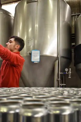 Brasseur travaillant devant une cuve de production dans l’atelier de la Brasserie La Tuilerie
