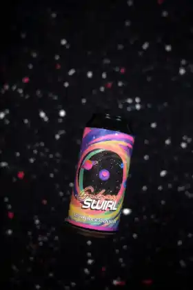 Canette Dark Swirl de la Brasserie La Tuilerie dans une ambiance sombre et colorée
