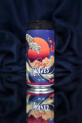 Canette de bière Waves NZ IPA de la Brasserie La Tuilerie sur fond bleu sombre