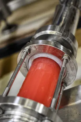 Détail d’un équipement de brassage avec un liquide rouge en circulation