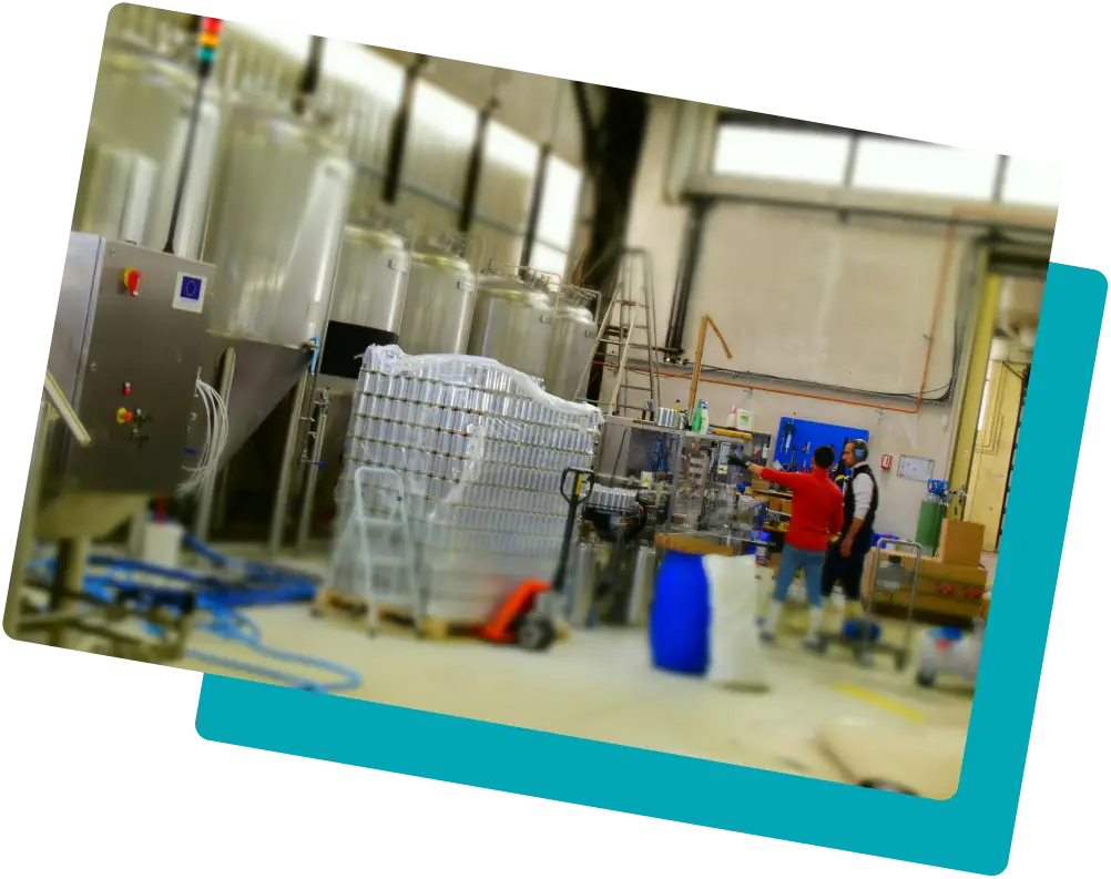 Atelier de production de la Brasserie La Tuilerie avec cuves de brassage et zone de conditionnement
