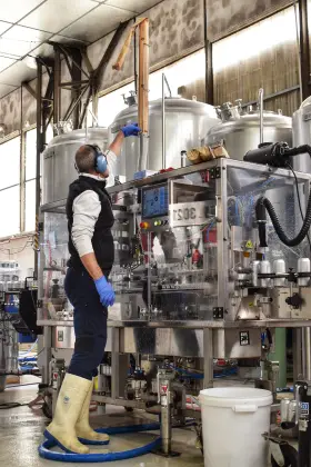 Opérateur travaillant sur une ligne de production dans l’atelier de la Brasserie La Tuilerie