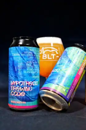 Canette Hypothesis Brewing Code de la Brasserie La Tuilerie accompagnée d’un verre de bière BLT