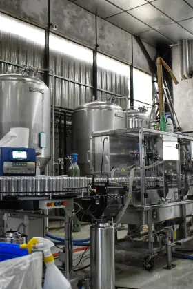 Atelier de production de la Brasserie La Tuilerie avec cuves inox et ligne de conditionnement