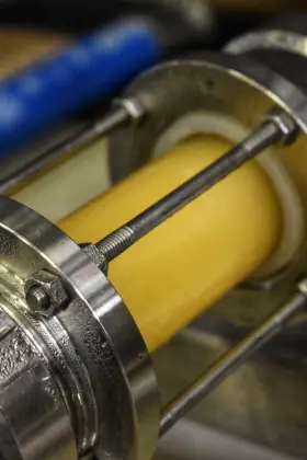 Gros plan sur un équipement de brassage avec un liquide jaune en circulation