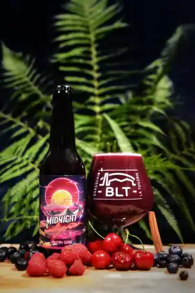 Bière Midnight de la Brasserie La Tuilerie présentée avec un verre BLT et des fruits rouges