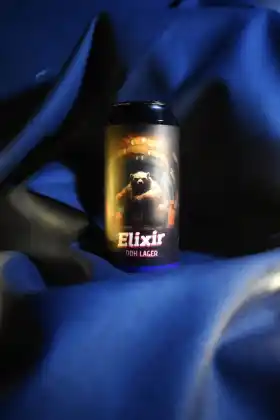Canette de bière Elixir Cold Lager de la Brasserie La Tuilerie sur fond bleu sombre