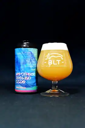 Canette Hypothesis Brewing Code avec un verre de bière BLT sur fond sombre