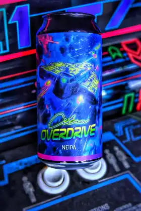 Canette Octo Overdrive NEIPA de la Brasserie La Tuilerie dans un décor néon